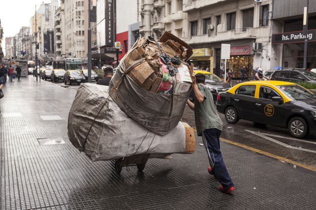 Um catador de material reciclável, ou "cartonero", em Buenos Aires