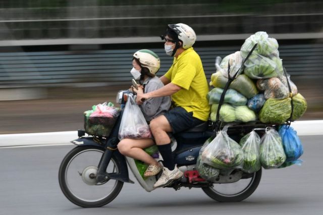 Những hình ảnh người dân Việt Nam chở hàng cồng kềnh hay cả gia đình trên một chiếc xe máy đã trở nên quá đỗi quen thuộc