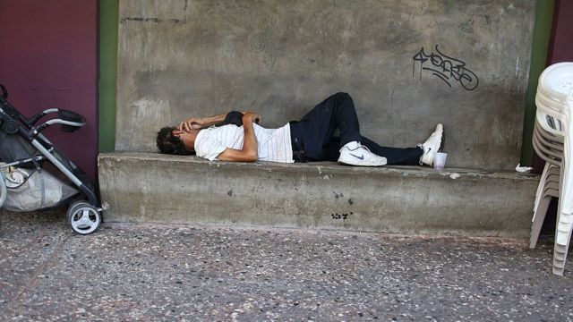Sem-teto dorme na rua em San Juan