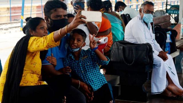 கோவிட்-19: பேருந்து, ரயில் மற்றும் மெட்ரோ ரயிலில் பாதுகாப்பாகப் பயணிப்பது எப்படி?