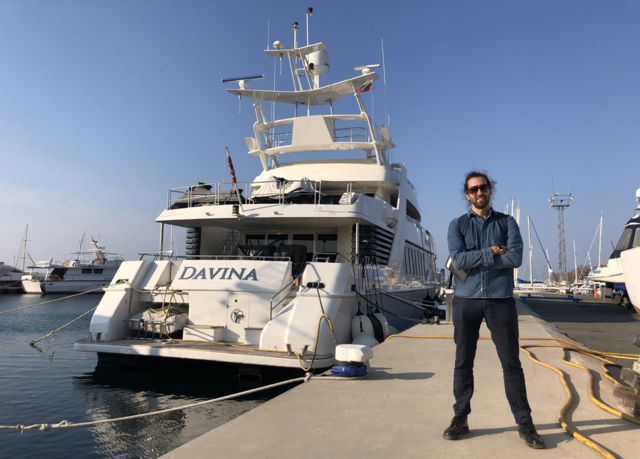 BBC记者巴特列特找到了茹雅博士私人豪华快艇(photo:BBC)