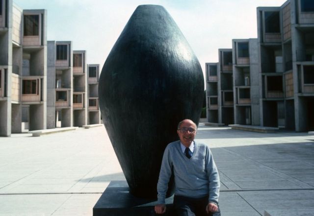 Premio Nobel Renato Dulbecco posa para una foto en el Instituto Salk.