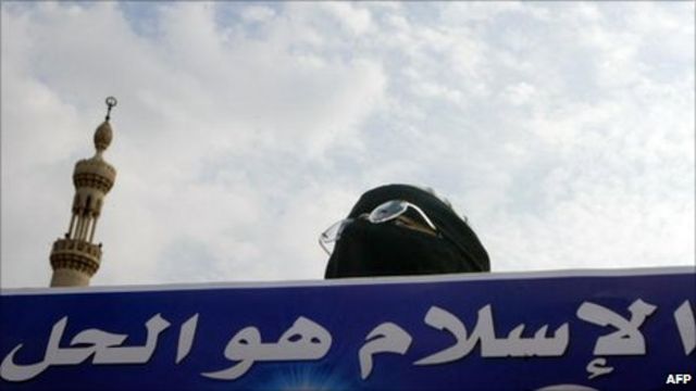 "Çözüm İslam'da" pankartıyla yürüyen bir Müslüman Kardeşler üyesi
