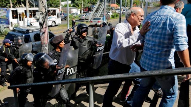 La policía nicaragüense carga contra Carlos Fernando Chamorro y otros periodistas nicaragüenses