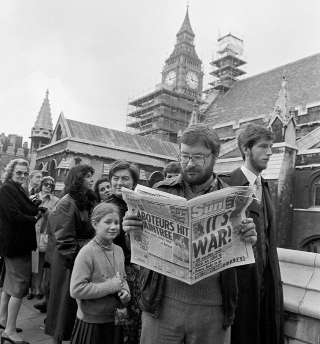 Un hombre lee el tabloide británico The Sun con el titular "¡Es guerra!" frente al Parlamento británico, el 3 de abril de 1982