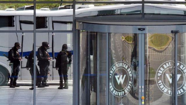 Soldados rusos vigilan la sede del Grupo Wagner en San Petersburgo