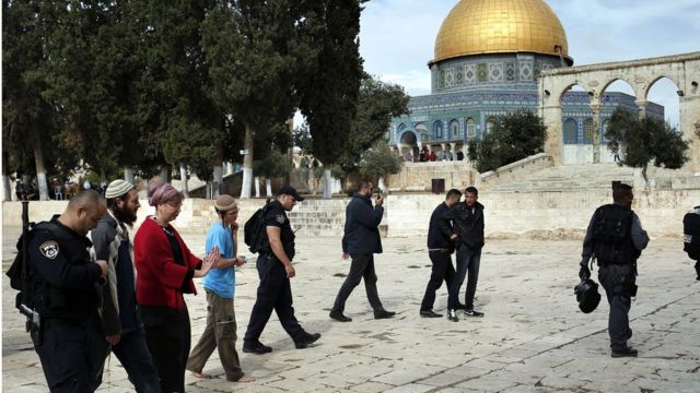 La policía escolta a visitantes judíos en el Monte del Templo o Haram al-Sharif.