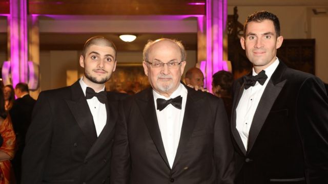 Identidad par Hablar en voz alta Salman Rushdie: el agente del escritor británico anuncia el comienzo de un  "largo camino de recuperación" - BBC News Mundo