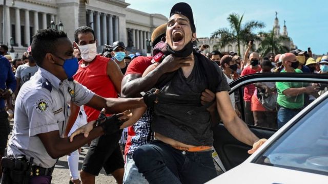 Arresto de un manifestante el 11 de julio de 2021 en Cuba.