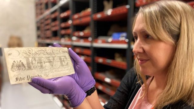 利兹博物馆的考古和钱币学的讲解员凯特·巴克斯特说，钱币展览对人们理解现在的货币功用也有启发(photo:BBC)