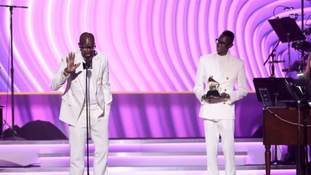 Black Coffee accepte son Grammy Award aux côtés de son fils.