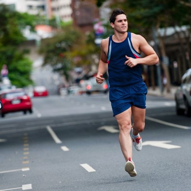 Hombre corriendo por una calle