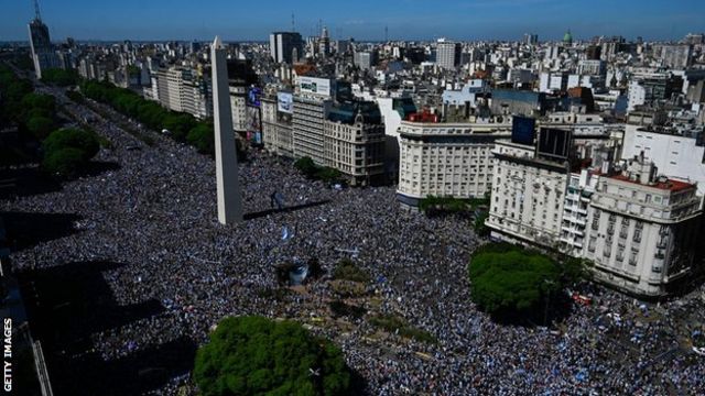 Centinaia di migliaia di argentini si sono accalcati nella Plaza de la República di Buenos Aires, dove martedì sera si concluderà la parata degli autobus della squadra vincitrice della Coppa del Mondo