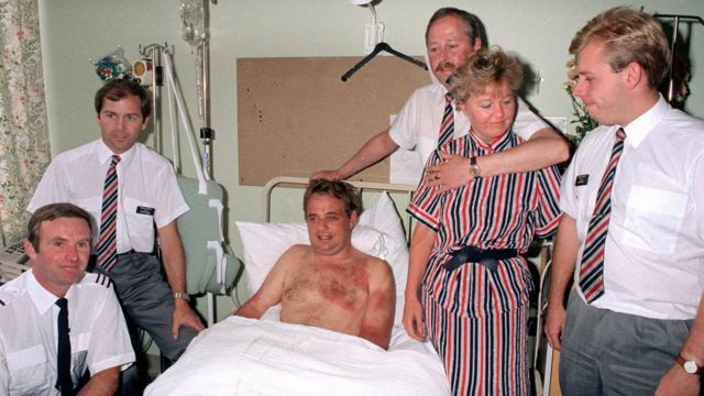 Tim Lancaster en el hospital junto a la tripulación.