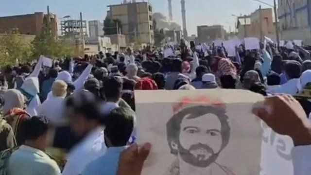 تصاویر خدانور لجعی از کشته‌شدگان سیستان و بلوچستان تبدیل به یکی از نمادهای معترضان شده است