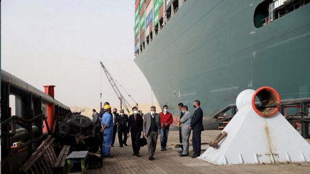 مسؤولون مصريون يتفقدون عملية إعادة تعويم السفينة إيفر غيفن