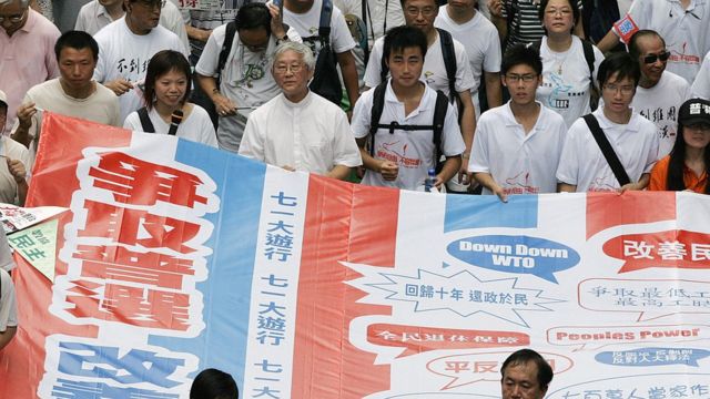 陈日君枢机（左三）走在香港“七一”游行队头（1/7/2007）
