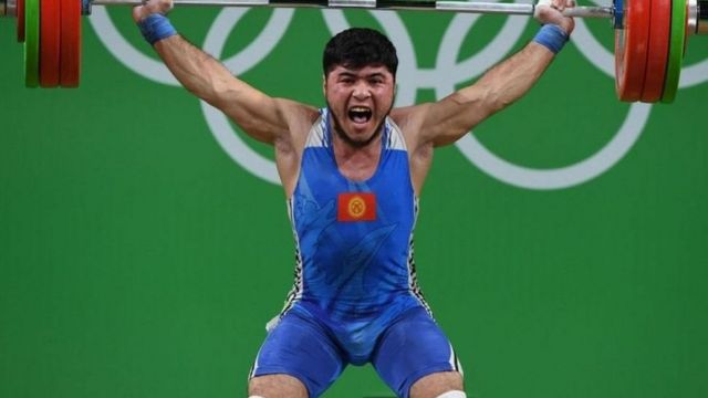 L'haltérophile kirghize avec un total de 339 kg soulevés avait terminé le 10 août 3e de la catégorie des - 69 kg.