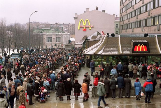Clientes soviéticos hacen fila frente al recién inaugurado primer McDonald's en la Unión Soviética el 31 de enero de 1990 en la plaza Pushkin de Moscú.