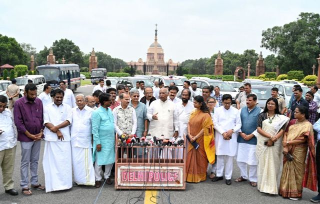 இந்தியா கூட்டணியில் உள்ள கட்சிகளை சேர்ந்த எம்.பிக்கள்