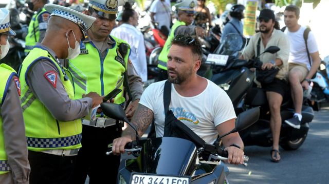 Personel Satlantas Polres Badung menindak warga negara asing (WNA) yang melanggar aturan lalu lintas di kawasan Canggu, Badung, Bali, Kamis (9/3/2023).