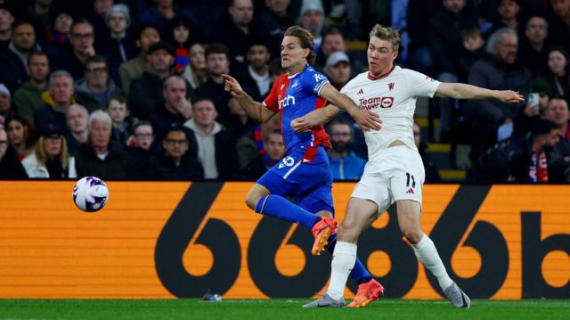 Manchester United's Rasmus Hojlund in action with Crystal Palace's Joachim Andersen