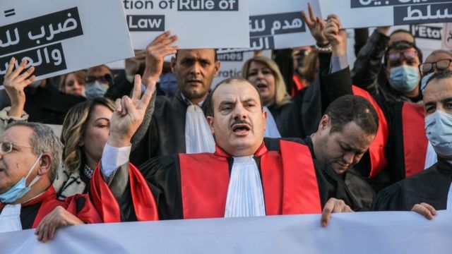 O presidente da Associação de Juízes da Tunísia, Anas Hmaidi vestindo toga judicial, grita palavras de ordem durante uma manifestação em Tunis, Tunísia, em 10 de fevereiro de 2022
