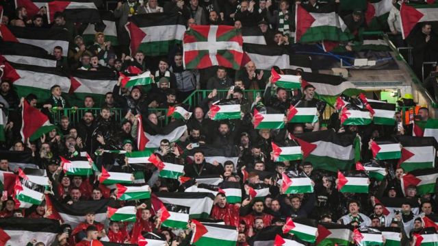Celtic Park'ta binlerce bayrak açıldı
