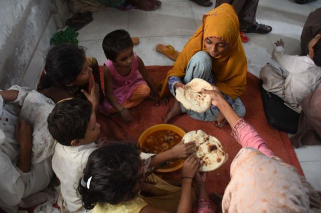 کیا تیزی سے بڑھتی آبادی پاکستان کے لیے خطرے کی گھنٹی ہے؟ - BBC News اردو