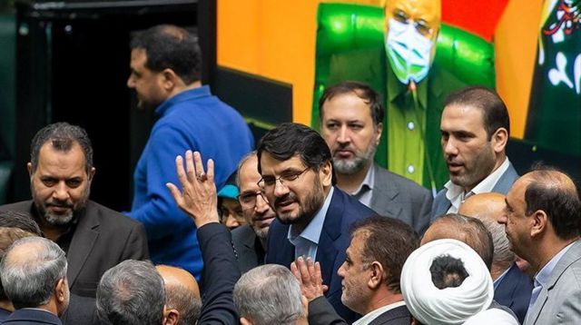 مهرداد بذرپاش در جلسه رای اعتماد در مجلس ایران. او با پیروزی محمود احمدی نژاد، برای اولین بار وارد دولت شد