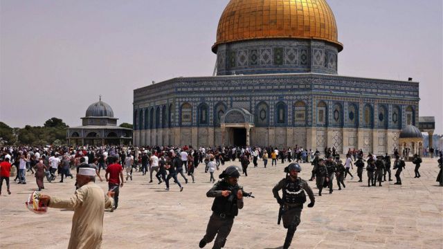 Clashes between Palestinians and Israeli police at Jerusalem's Al-Aqsa mosque compound in 2021