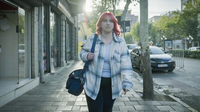 Valerjana ta na tafiya a kan titi a Tirana 