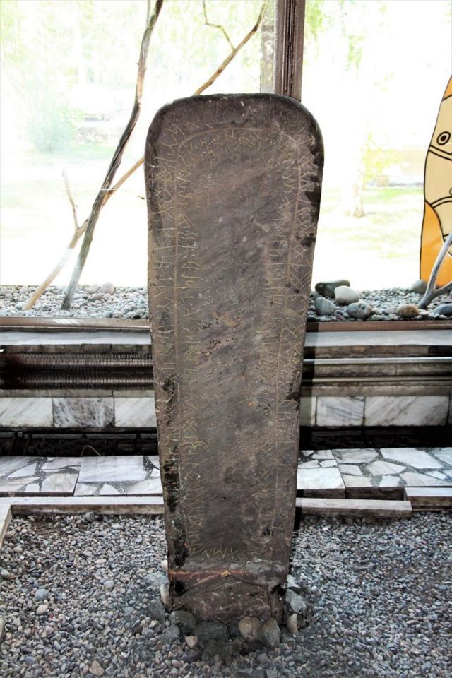 Барсбек кагандын урматына коюлган эстелик