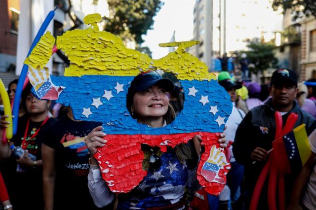 Mulher com rosto dentro de um mapa da Venezuela