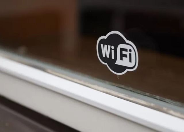 Le logo Wifi apparait sur une surface sombre