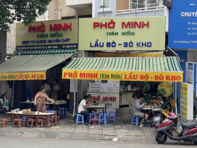 Quán phở Minh (quận Bình Thạnh) kê bàn cho thực khách ngồi ăn ở vỉa hè  