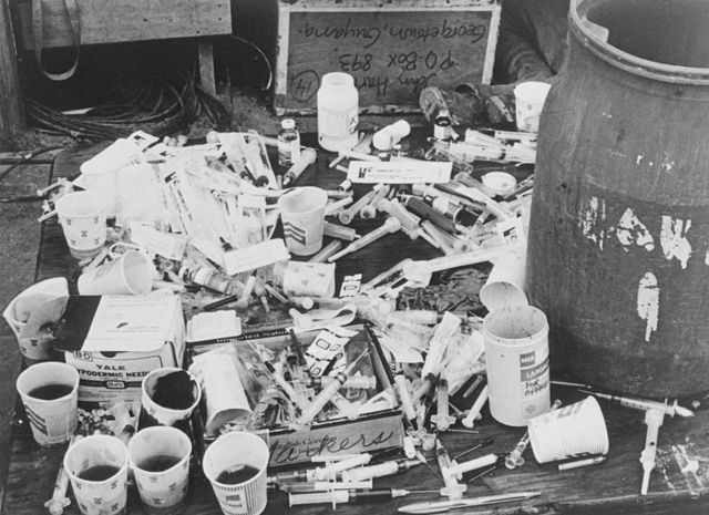 Copos de papel, seringas e refrigerante com cianeto encontrados em Jonestown