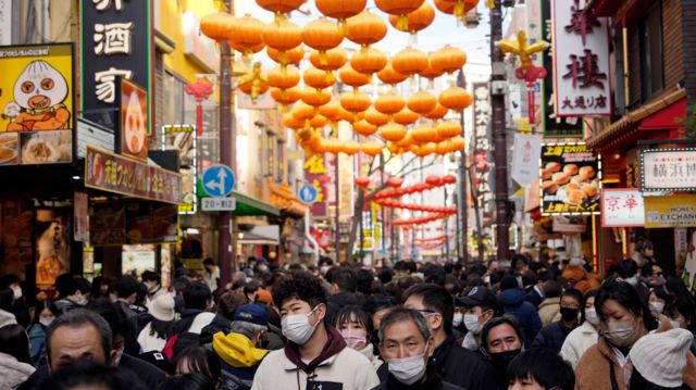 Pessoas em Yokohama, Japão, em janeiro de 2023