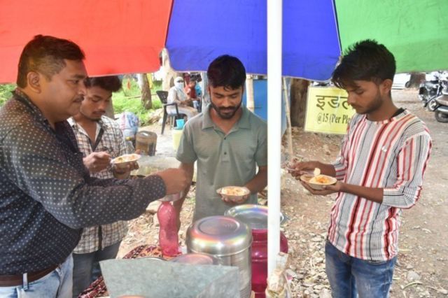 டீ, இட்லி விற்கும் அவலம்