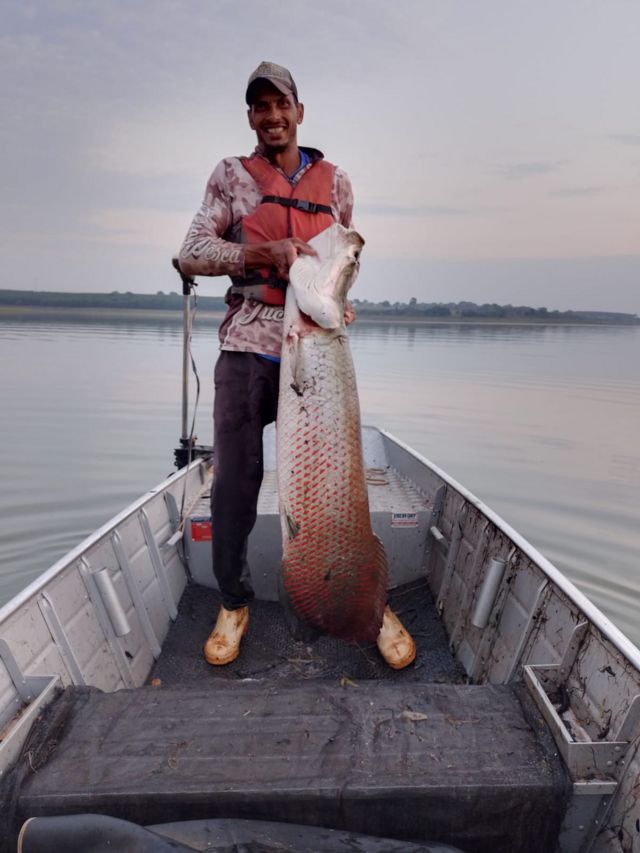 Izael Gonçalves com pirarucu pescado no rio Grande