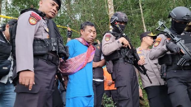 Tersangka Tohari (45) alias Mbah Slamet di lokasi penemuan mayat di Desa Balun, Kecamatan Wanayasa, Banjarnegara, Jawa Tengah