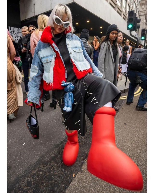 La "gran bota roja" de MSCHF ha sido un éxito entre fashionistas y famosos.