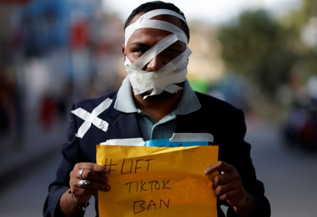 टिकटकमाथि लगाइएको प्रतिबन्धको विरोधमा काठमाण्डूमा भएको प्रदर्शनका सहभागी