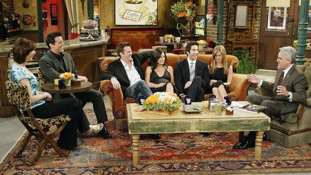 O elenco no set de Friends com Jay Leno