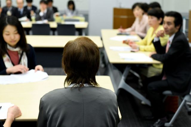 Junko lisuka exponiendo su caso ante legisladores japoneses.