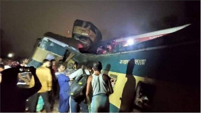 সংঘর্ষে ট্রেনের বগি দুমড়ে মুচড়ে যায়