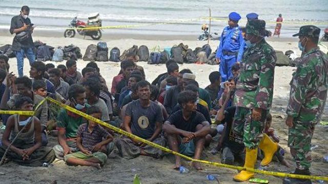 Petugas melakukan pendataan terhadap imigran Rohingya yang baru terdampar di Desa Blang Raya, Kabupaten Pidie, Aceh, Minggu (10/12/2023).