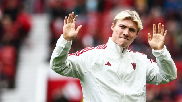Rasmus Hojlund acknowledges Manchester United fans