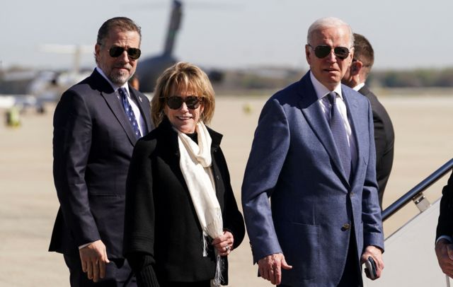 O presidente dos EUA, Joe Biden, com seu filho, Hunter Biden, e sua irmã, Valerie Biden Owens, ao embarcar no Air Force One para viajar para a Irlanda, em 11 de abril de 2023