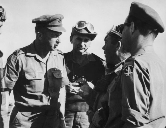 Isaac Rabin con otros militares.